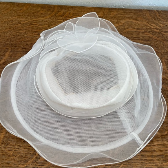 VINTAGE BETMAR NEW YORK TULLE SHEER DERBY FANCY SUN WOMENS WHITE RESORT HAT - Picture 8 of 16